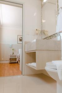 A bathroom at Porto Feliz Executive Hotel