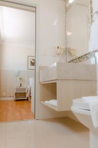 une salle de bain avec un lavabo et des toilettes dans l'établissement Porto Feliz Executive Hotel, à Pôrto Feliz