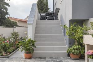 uma escada que leva a uma casa com plantas em Holiday Home Sea em Premantura