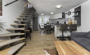 uma sala de estar com uma escada em espiral e uma cozinha em Holiday Home Sea em Premantura