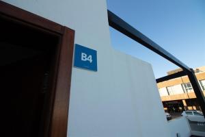 a blue sign on the side of a building at Flatguest CotilloMar in Cotillo
