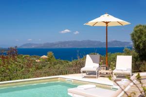 basen z 2 krzesłami i parasolem w obiekcie Serene villa Meganisi - Seaview & Exclusive Pool w mieście Meganisi +37 zdjęć
