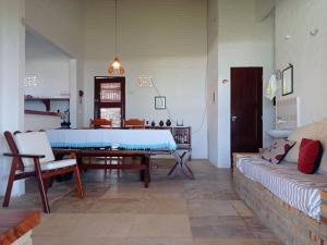 タイーバにあるCasa dos Ximenes - Beira Mar da Taíba - Ótima localizaçãoのテーブルとソファのあるリビングルーム +21枚の写真