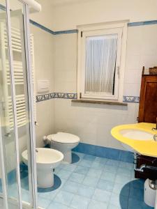 a bathroom with a toilet and a sink at Villa Claudia a 400m dal mare in Porto Recanati