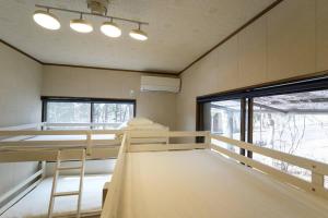 Habitación con litera y ventana grande. en TOSHINO RESORT Nikko, en Nikko