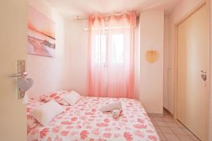 een slaapkamer met een bed en een raam met een schoen erop bij Duplex toit terrasse vue panoramique in Montpellier