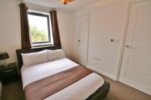 Postel nebo postele na pokoji v ubytování Central Hotel Cheltenham by Roomsbooked