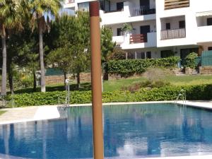 une grande piscine en face d'un bâtiment dans l'établissement Alamar Mijas Sweet Apartament, à Malaga