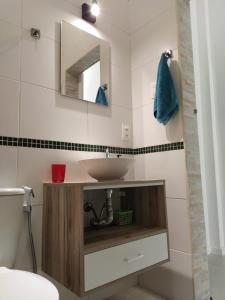 Apartamento Copacabana: aconchego, conforto, privacidade في ريو دي جانيرو: حمام مع حوض ومرآة