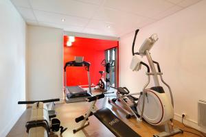 um ginásio com duas bicicletas de exercício num quarto em Résidence Néméa Montecristo em Nantes