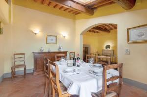 ein Esszimmer mit einem weißen Tisch und Stühlen in der Unterkunft Fattoria la Gigliola - La Terrazza in Montespertoli