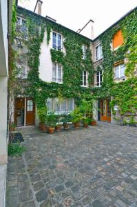 a building with plants growing on the side of it at Gallery in Paris