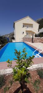 una grande piscina blu di fronte a una casa di Villa Jagoda a Sveta Nedelja