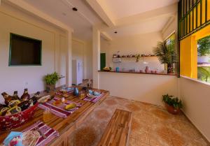 Una habitación con una mesa con comida encima. en Casarão das artes hospedaria, en Cumuruxatiba