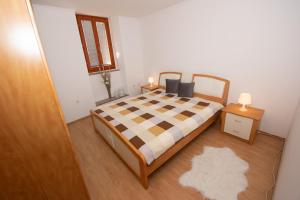 - une chambre avec un lit doté d'un couvre-lit à damiers dans l'établissement Kuća za odmor Ivanka, à Vodnjan