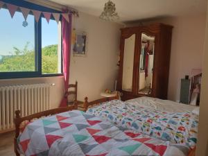 Llit o llits en una habitació de Le refuge d'Eline, maison de campagne sud Cantal