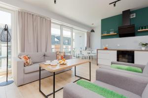 Posezení v ubytování Two-bedroom Apartment Jodłowa in the Mountains by Renters