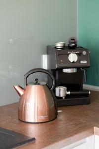 Příslušenství pro přípravu čaje a kávy v ubytování Two-bedroom Apartment Jodłowa in the Mountains by Renters