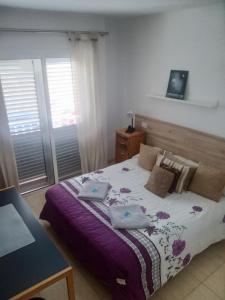 ein Schlafzimmer mit einem Bett mit zwei Kissen darauf in der Unterkunft Habitación Privada May in Vecindario
