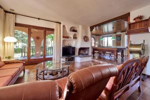 卡拉费尔Villa tennis park with air conditionner的客厅里有一张沙发和一张桌子。