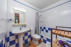 La salle de bains est pourvue de toilettes, d'un lavabo et d'une douche. dans l'établissement MEDANO4YOU Mirandas Choice Penthouse, à El Médano