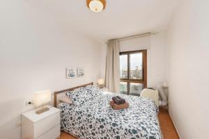 - une chambre avec un lit doté d'un ours en peluche dans l'établissement MEDANO4YOU Mirandas Choice Penthouse, à El Médano