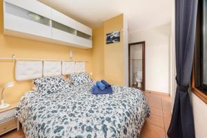 - une chambre avec un lit et une couette bleue et blanche dans l'établissement MEDANO4YOU Mirandas Choice Penthouse, à El Médano