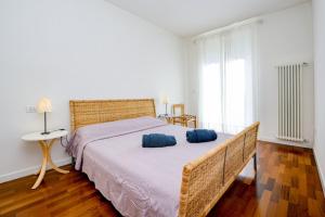 1 dormitorio con 1 cama con 2 almohadas azules en Malcesine Dream Apartments, en Malcesine