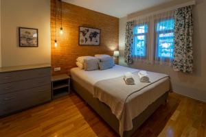 1 dormitorio con 1 cama con 2 toallas en Selimhan Otel en Marmaris