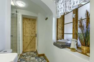 łazienka z umywalką, toaletą i oknem w obiekcie Siedlisko nad Nogatem w mieście Jazowa