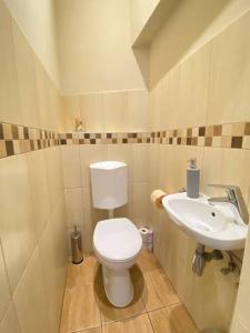 Kúpeľňa v ubytovaní ORANGEHOMES One Bedroom Comfy Apartment
