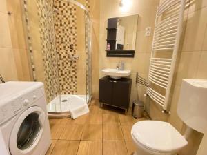 Kúpeľňa v ubytovaní ORANGEHOMES One Bedroom Comfy Apartment