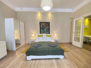 Posteľ alebo postele v izbe v ubytovaní ORANGEHOMES One Bedroom Comfy Apartment