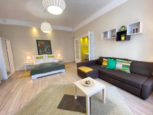Posteľ alebo postele v izbe v ubytovaní ORANGEHOMES One Bedroom Comfy Apartment