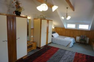 ein Schlafzimmer mit einem Bett und einer Kommode im Dachgeschoss in der Unterkunft K8 in Liepāja
