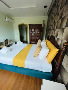 ナポリにあるLa Casa Di Ericaのベッドルーム1室(大型ベッド1台、黄色と白の枕付)
