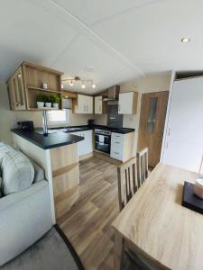 Kuchyň nebo kuchyňský kout v ubytování Wentbridge Lodge with Hot Tub