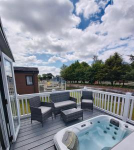 Balkón nebo terasa v ubytování Wentbridge Lodge with Hot Tub