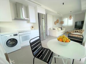 Kuchnia lub aneks kuchenny w obiekcie Infinium II - Exclusivo en Calpe - Uno por planta.