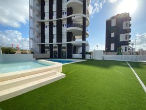 wykonanie budynku z basenem i trawą w obiekcie Infinium II - Exclusivo en Calpe - Uno por planta. w mieście Calpe