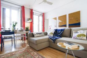 ein Wohnzimmer mit einer Couch und einem Tisch in der Unterkunft Apartamento Plaza Mayor III en Madrid in Madrid + 19 Fotos