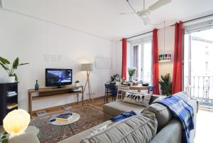 ein Wohnzimmer mit Couch und Fernseher in der Unterkunft Apartamento Plaza Mayor III en Madrid in Madrid