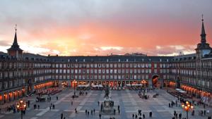 ein großes Gebäude mit einem Platz davor in der Unterkunft Apartamento Plaza Mayor III en Madrid in Madrid