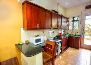 Кухня або міні-кухня у Captivating 2-Bed Cottage in Kampala