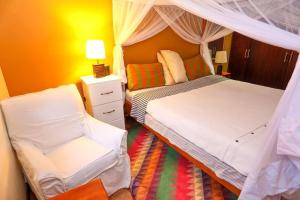 Ліжко або ліжка в номері Captivating 2-Bed Cottage in Kampala