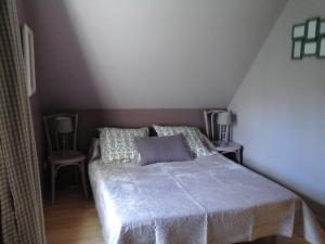 1 dormitorio con 1 cama con 2 mesas y 2 lámparas en Le Moulin, en Creysse