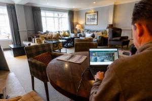 TV a/nebo společenská místnost v ubytování The Bell Inn Hotel