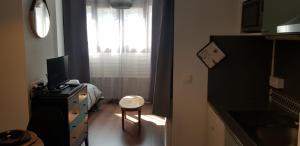uma sala com um quarto com uma janela e uma cadeira em Soldeu Paradis Tarter Baix em El Tarter