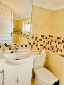 A bathroom at PARQUE SANTIAGO, PLAYA DE LAS AMERICAS
