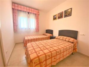 sypialnia z dwoma łóżkami i oknem w obiekcie Amazing sea views Amatista 10 w mieście Calpe +15 zdjęć